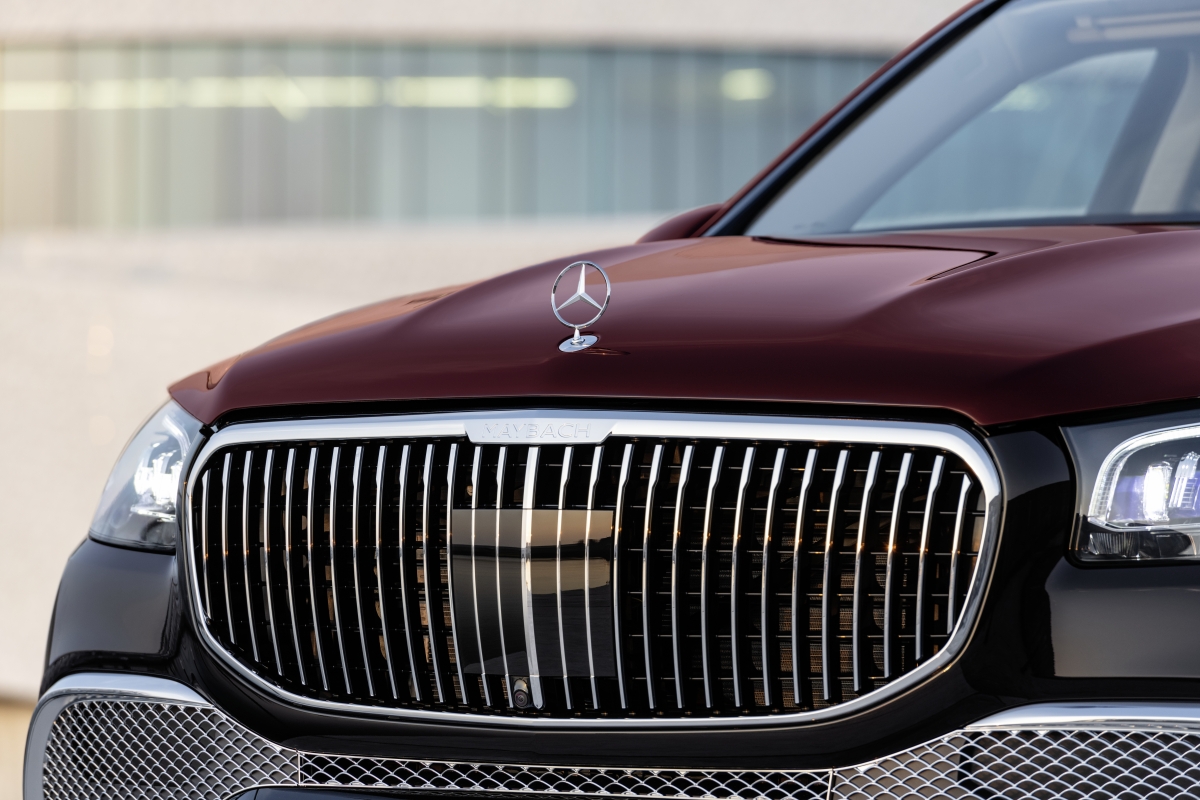 Lưới tản nhiệt chính được làm dạng thanh dọc mạ Chrome và biểu tượng sao ba cánh của Mercedes được chuyển lên nắp ca-pô; trong khi đó, lưới tản nhiệt phụ tạo hình mắt cáo cỡ nhỏ ở phía dưới.