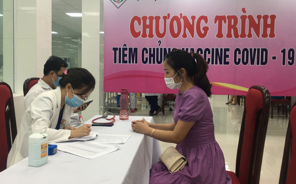  Nhân viên y tế Bệnh viện A Thái Nguyên khám sàng lọc cho người dân trước khi tiêm vắc xin phòng COVID-19.