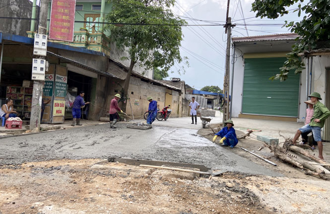  Người dân xóm Bẫu Châu, xã Lục Ba (Đại Từ) đổ bê tông con đường nội xóm.