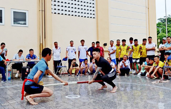  Các vận động viên thi đấu môn đẩy gậy.
