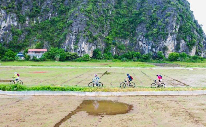  Nhiều  đơn vị du lịch đang đẩy mạnh quảng bá sản phẩm du lịch bằng xe đạp, xe máy tại một số điểm du lịch của Hà Nội, Ninh Bình, Nam Định…