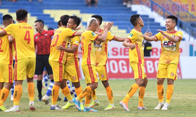  Niềm vui của các cầu thủ Đông Á Thanh Hóa khi vào bán kết Cúp quốc gia 2022.