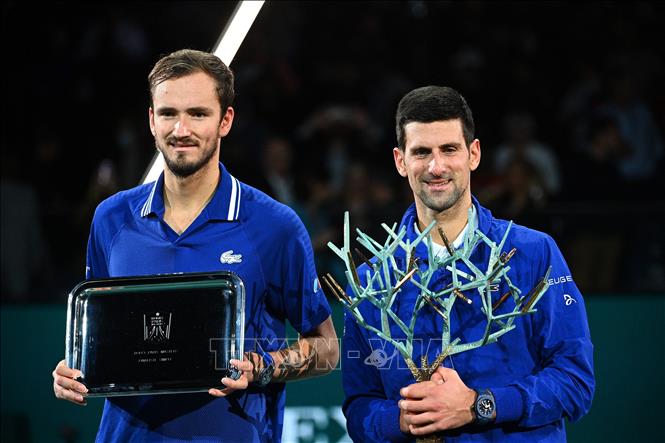  Tay vợt Serbia Novak Djokovic (phải) đăng quang vô địch giải Paris Masters lần thứ 6 và cũng là danh hiệu Masters lần thứ 37 trong sự nghiệp, sau khi đánh bại đối thủ người Nga Daniil Medvedev (trái) trong trận chung kết tại Paris, ngày 7/11/2021. Ảnh: AFP/TTXVN