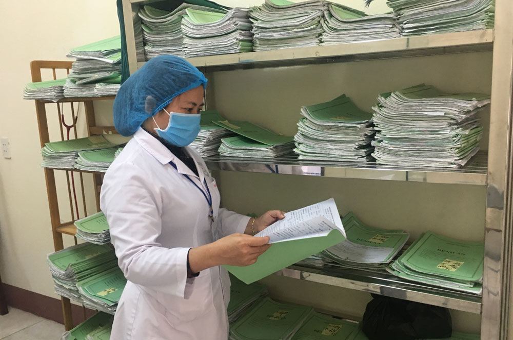  Bác sĩ Nguyễn Thị Thanh Tân, Trưởng Khoa Khám bệnh, Bệnh viện Lao và Bệnh phổi Thái Nguyên đang kiểm tra hồ sơ bệnh án cho người mắc bệnh phổi tắc nghẽn mạn tính.
