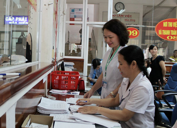  Chị Lý Thị Phương đang hướng dẫn nghiệp vụ cho giám định viên BHYT  tại Bệnh viện đa khoa TW Thái Nguyên.