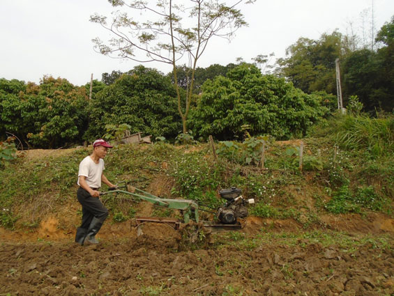  Ông Nguyễn Hữu Luật cùng chiếc máy cày do ông tự lắp ráp.