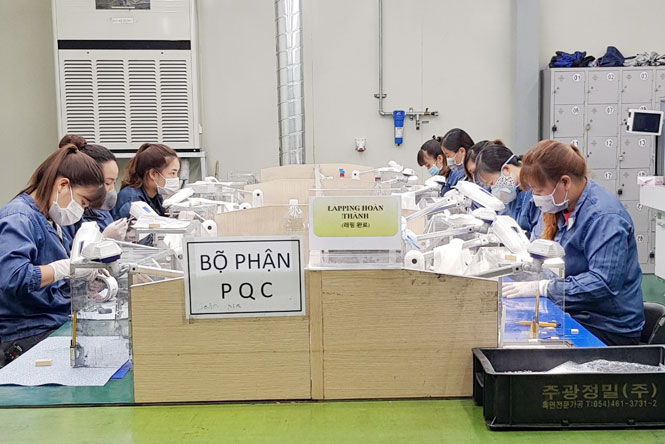  Cán bộ, nhân viên tại Công ty TNHH JuKwang Precisione Vina thực hiện đeo khẩu trang trong quá trình làm việc.