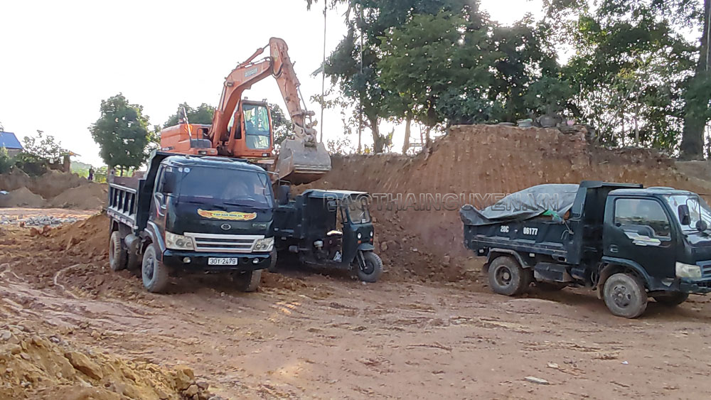 Khu đất đồi của gia đình ông Tạ Huy Trường, xóm Củ, xã Hà Châu (Phú Bình), nơi diễn ra hoạt động khai thác đất trái phép (ảnh chụp lúc 16 giờ ngày 7-12-2021).