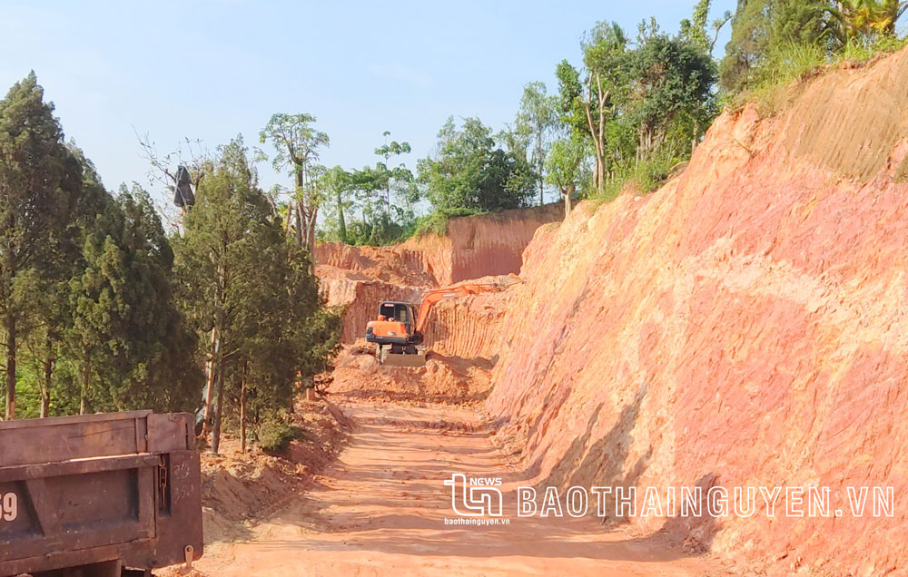  Hoạt động khai thác đất tại khu đồi của gia đình ông Đặng Văn Huy, xóm An Long, thị trấn Hùng Sơn (Đại Từ). Ảnh chụp lúc 16 giờ 26 phút, ngày 4-5-2022.