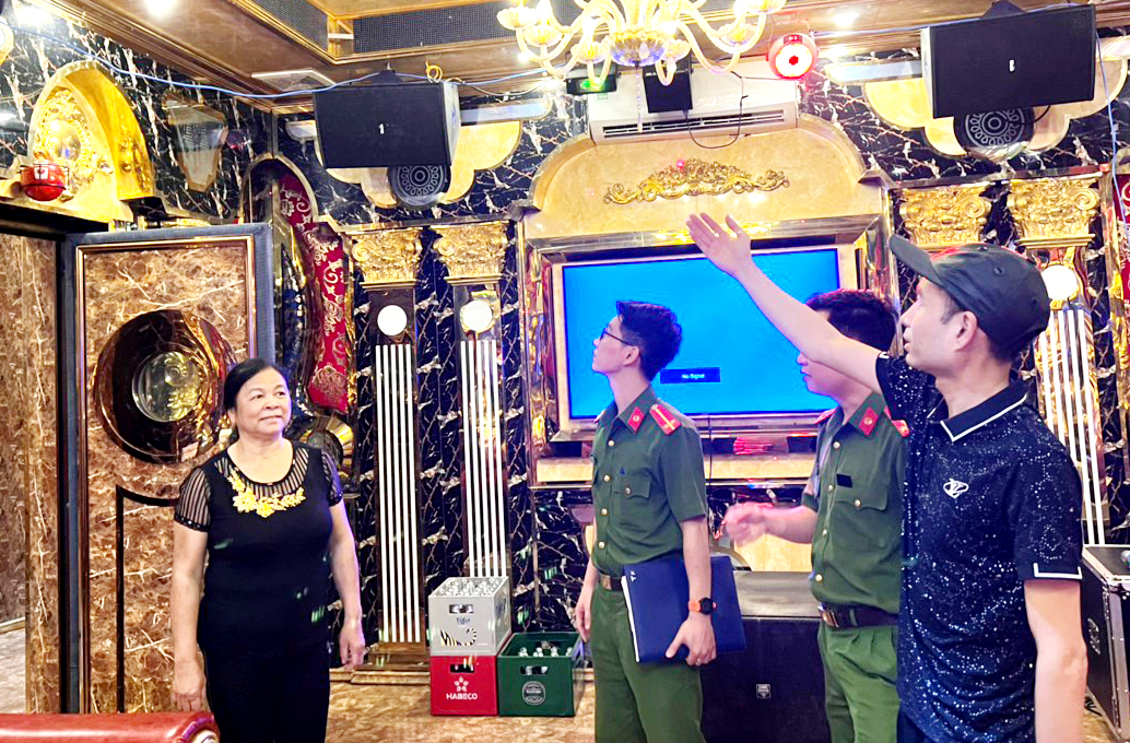Công an TP. Phổ Yên kiểm tra công tác phòng cháy tại một cơ sở kinh doanh karaoke ở phường Nam Tiến. Ảnh: T.L