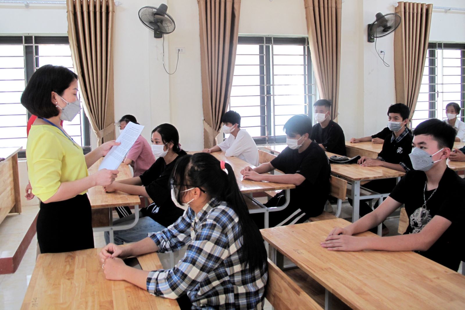 Các thí sinh tại điểm thi Trường THPT Đồng Hỷ nghe phổ biến quy chế thi chiều 7-6.