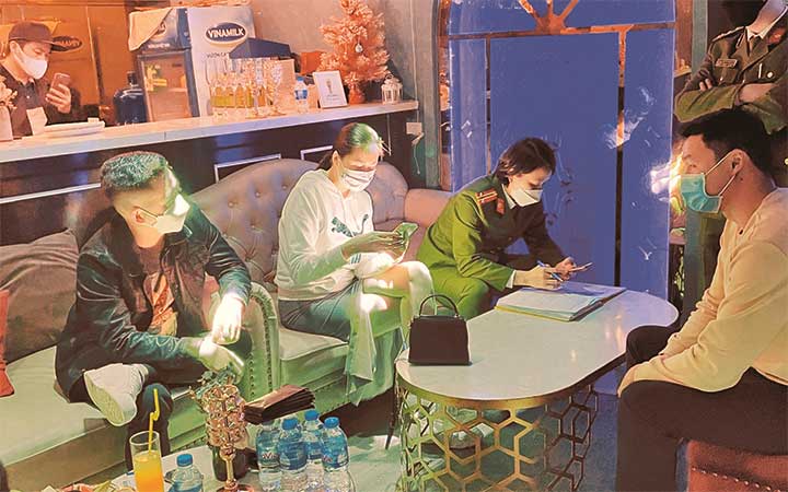  Lực lượng Công an quận Hoàn Kiếm (Hà Nội) kiểm tra một quán bar trên địa bàn.