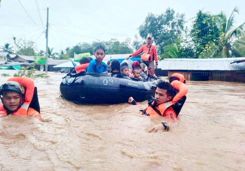  Lực lượng bảo vệ bờ biển Philippines sơ tán người dân sau khi nước lũ tràn vào nhà dân tại tỉnh Maguindanao, ngày 28-10. (Ảnh: Lực lượng bảo vệ bờ biển Philippines)