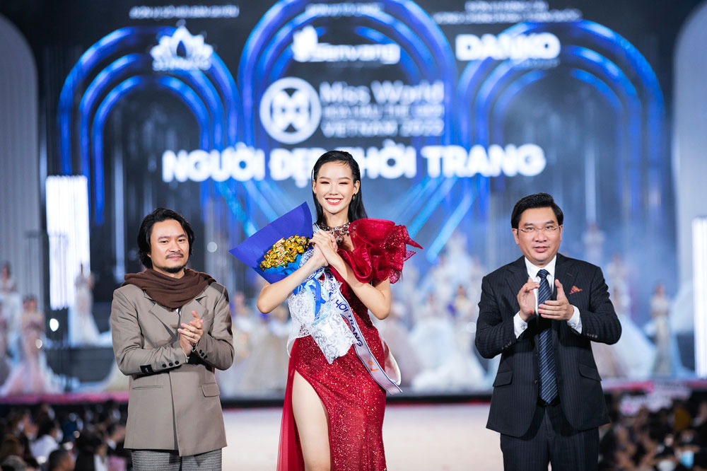  Thí sinh Lê Nguyễn Bảo Ngọc trong giây phút giành danh hiệu Người đẹp thời trang Miss World Vietnam 2022.