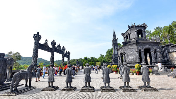   Sân chầu lăng Khải Định