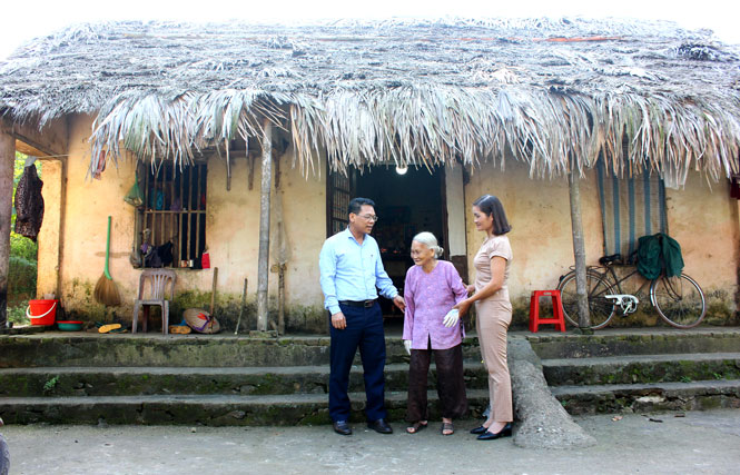  Anh Tô Viết Sơn, Chủ tịch Ủy ban MTTQ xã Tiên Hội (Đại Từ) thăm hỏi, động viên bà Tô Thị Nàng, chủ hộ nghèo, khó khăn về nhà ở tại xóm Đại Quyết.