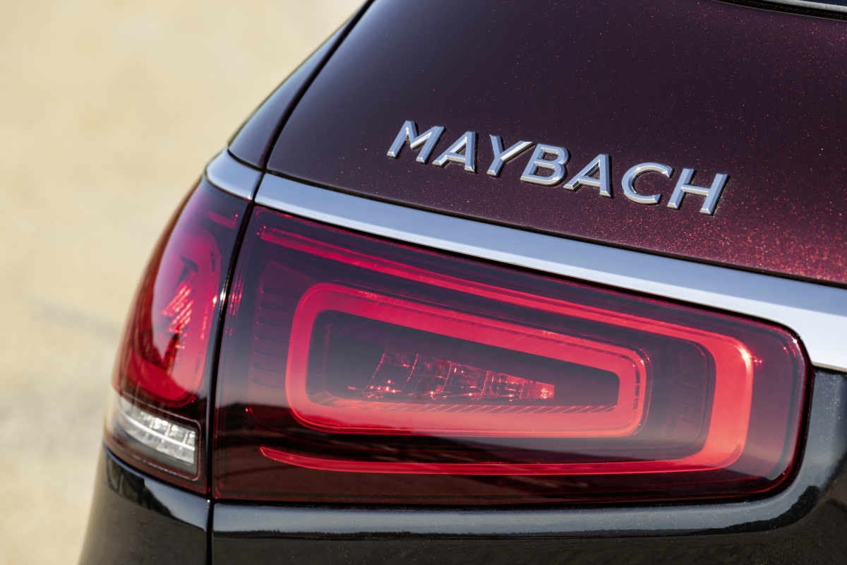 Bên cạnh đó là dòng chữ Maybach lớn ở phía đuôi xe, ngay trên cụm đèn hậu.