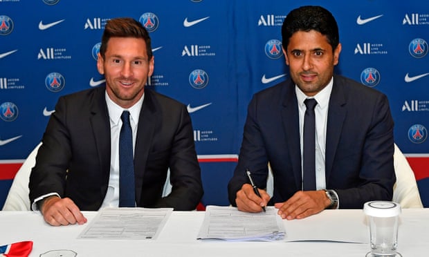  Messi và Chủ tịch PSG Nasser Al-Khelaifi tại lễ ký hợp đồng ngày 10-8. Ảnh: Getty Images