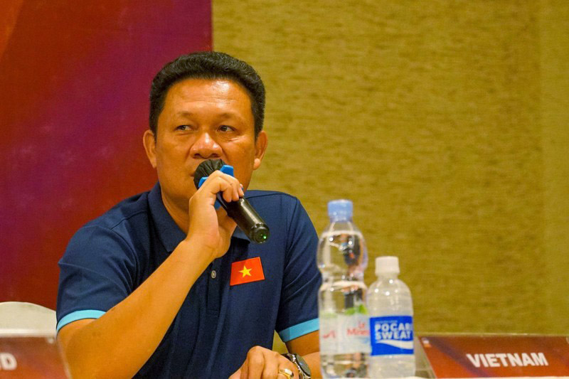  HLV Nguyễn Quốc Tuấn trả lời họp báo sau trận thắng 2-0 U16 Thái Lan tối 10/8. (Ảnh: VFF)