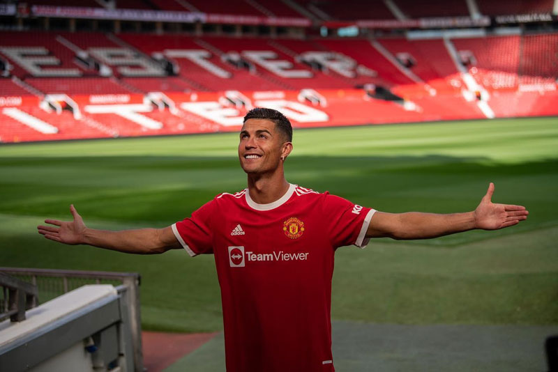  Cristiano Ronaldo đứng tại Old Trafford, nơi anh đã ra mắt lần đầu cách đây 18 năm. (Ảnh: Facebook Ronaldo)