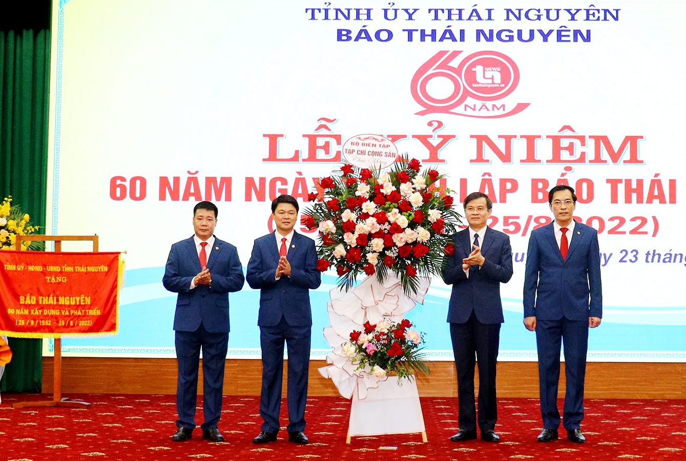 Đồng chí Đoàn Minh Huấn, Ủy viên Trung ương Đảng, Tổng Biên tập Tạp chí Cộng sản, tặng hoa chúc mừng Báo Thái Nguyên. 