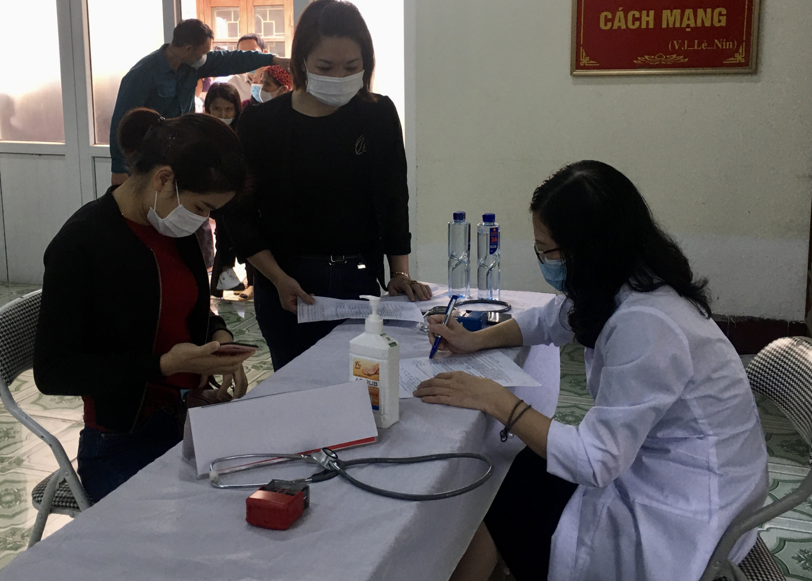  Cán bộ y tế phường Bãi Bông (T.X Phổ Yên) khám sàng lọc cho người dân trước khi tiêm vắc xin phòng COVID-19.