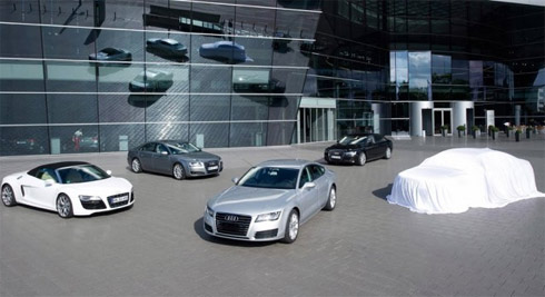 Audi A6 mới phủ vải trắng becirc;n cạnh caacute;c sản phẩm cugrave;ng ra đời tại nhagrave; maacute;y Neckarsulm.