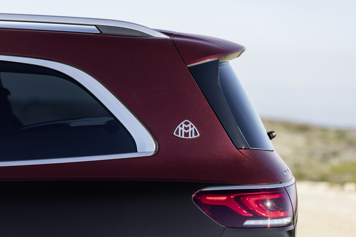 Logo Maybach quen thuộc được gắn phía gần đuôi xe, đặc trưng của các mẫu xe siêu sang của Mercedes.