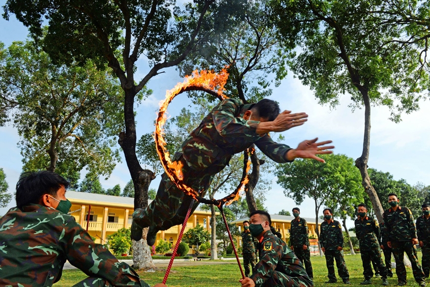  Cán bộ, chiến sĩ Tiểu đoàn 46 luyện tập lao qua vòng tròn lửa.