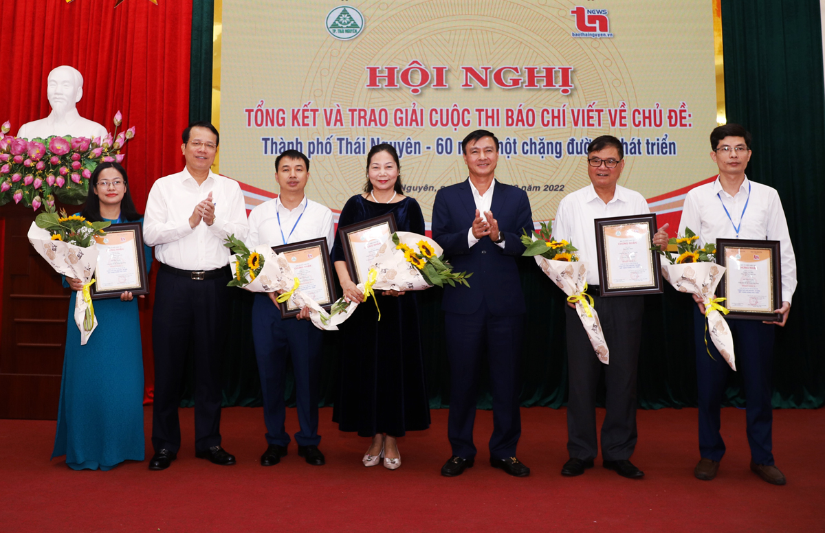  Đồng chí Trưởng Ban Tuyên giáo Tỉnh ủy và đồng chí Bí thư Thành ủy Thái Nguyên trao giải A cho các tác giả, nhóm tác giả đoạt giải.