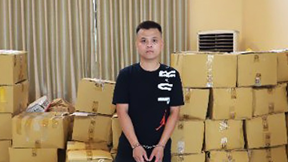  Đặng Văn Tình cùng tang vật của vụ án.