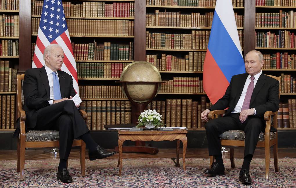  Tổng thống Mỹ Joe Biden (trái) và Tổng thống Nga Vladimir Putin tại cuộc gặp ở Geneva, Thụy Sĩ hồi tháng 6-2021. Ảnh: TASS