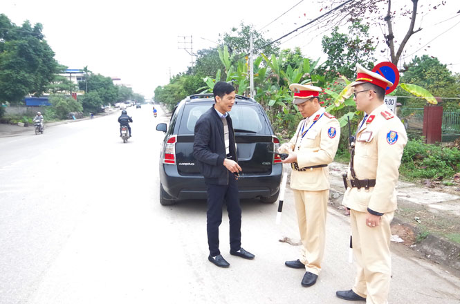  Cán bộ Phòng Cảnh sát giao thông, Công an tỉnh, tuần tra kiểm soát và xử lý vi phạm trên Quốc lộ 37.