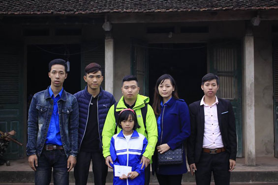  Đoàn Thanh niên xã Hoàng Thanh và CLB thanh niên HiệpHoà.net (Hiệp Hoà, Bắc Giang) đã đến thăm, tặng quà em Thuyết.              