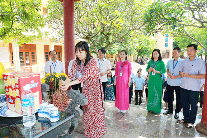   Khai giảng các khóa học, Trường Chính trị tỉnh đều tổ chức cho giáo viên, học viên đến dâng hương tưởng nhớ Chủ tịch Hồ Chí Minh tại Khu tưởng niệm được đặt trong khuôn viên nhà trường. Ảnh: Mạnh Hùng