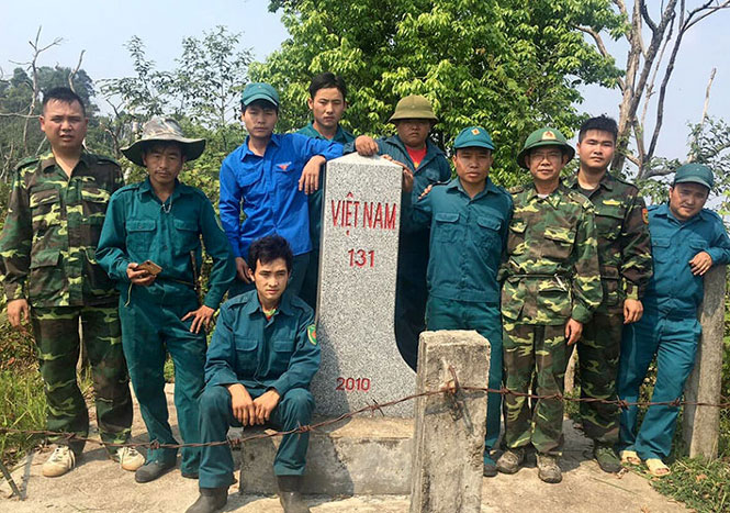  Cán bộ, chiến sĩ Ðồn Biên phòng Mường Nhà phối hợp cùng dân quân địa phương tuần tra bảo vệ đường biên, cột mốc. Ảnh: Báo Điện Biên Phủ