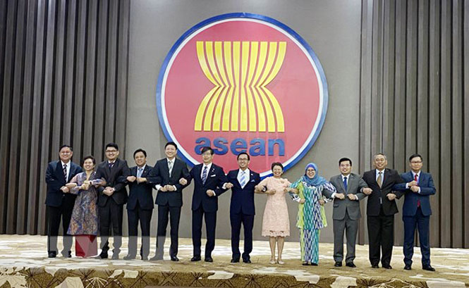  Đại diện các nước trong Ủy ban hợp tác chung ASEAN - Nhật Bản (AJJCC) cam kết tăng cường quan hệ đối tác chiến lược trong cuộc họp lần thứ 14 (tháng 3-2020,) tại trụ sở Ban Thư ký ASEAN tại Jakarta . (Ảnh: Hữu Chiến/TTXVN)