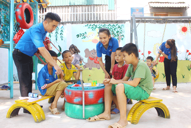  Trẻ em vui chơi tại điểm sinh hoạt, vui chơi làm từ vật liệu tái chế do Đoàn Thanh niên thị trấn Đu (Phú Lương) xây dựng.