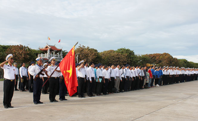  Cán bộ, chiến sĩ Đảo Trường Sa lớn giương cao ngọn cờ quyết thắng. Ảnh: Xuân Hải