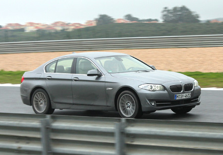 BMW serie 5 trecirc;n đường thử tại Bồ Đagrave;o Nha. 