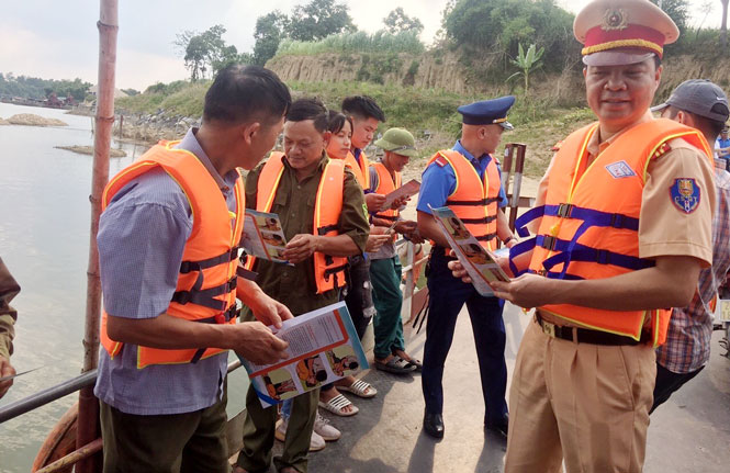  Đoàn liên ngành của tỉnh tuyên truyền, vận động người dân mặc áo phao khi tham gia giao thông đường thủy tại bến đò ngang Thù Lâm, xã Tiên Phong (T.X Phổ Yên).