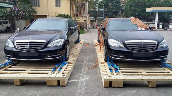  Hai chiếc limousine chống đạn của Mercedes tại Việt Nam.