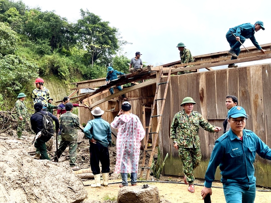 Lực lượng vũ trang huyện Tây Giang (Quảng Nam) giúp dân sửa chữa nhà bị tốc mái.