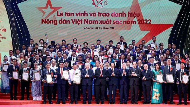  Trao danh hiệu 100 tấm gương “Nông dân Việt Nam xuất sắc” năm 2022. (Ảnh: Thống Nhất/TTXVN)