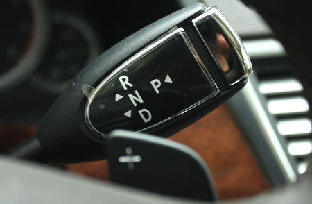 Cần số gắn trecirc;n vocirc;-lăng của Mercedes E300. Khi cần chuyển sang chế độ baacute;n tự động, tagrave;i xế chỉ cần ấn cần coacute; dấu quot;+quot; becirc;n tay phải để tăng số. Giảm số lagrave; dấu quot;-quot; becirc;n tay traacute;i.