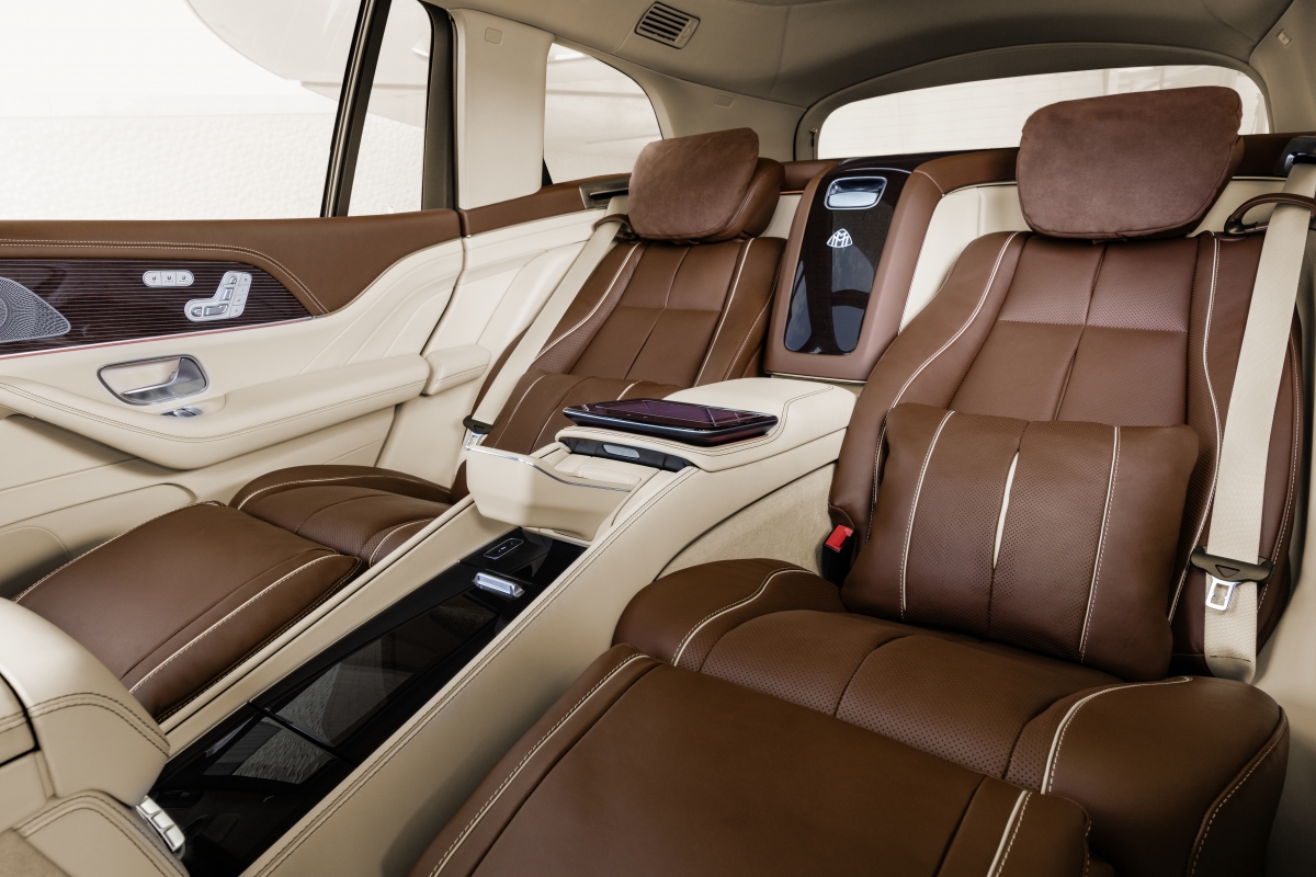Hai ghế thương gia chính là nơi tập trung nhiều tinh túy của Mercedes-Maybach GLS 600, với khoảng duỗi chân lên đến 1.103 mm, đồng thời còn tích hợp cả bàn làm việc với cơ cấu gập thông minh, cùng tủ lạnh làm nơi cất giữ champagne. Chất liệu da Nappa siêu mềm hảo hạng sẽ chiều chuộng xúc giác của hành khách ngồi trên xe.