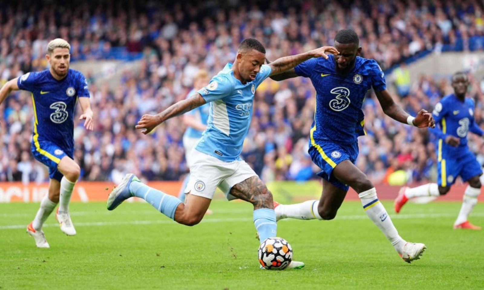  Chelsea phải chặn Man City nếu không muốn đối thủ bỏ lại quá xa. Ảnh: DM.