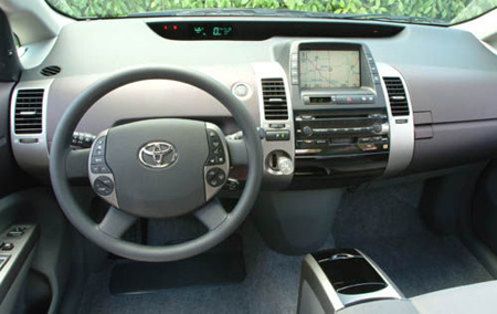 Cần số của Prius đời 2004-2009 chỉ lagrave; cần nhỏ, nằm becirc;n phải, becirc;n dưới vocirc;-lăng.