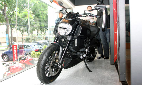  Mẫu xe cơ bắp của Ducati nằm trong cùng phân khúc với Harley-Davidson V-Rod của hãng xe Mỹ.