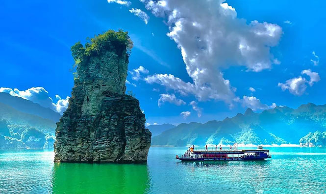   Cọc Vài Phạ - biểu tượng du lịch Tuyên Quang.